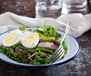 Sałatka ze szparagami i jajkiem. Niesamowite połączenie smaków i tekstur