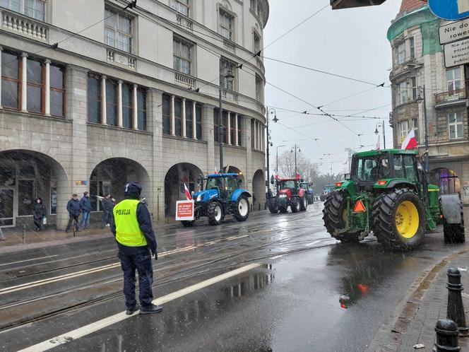 Dźwięk kilkuset klaksonów niesie się po Bydgoszczy. Rolnicy: Bez nas będziecie głodni, nadzy i trzeźwi