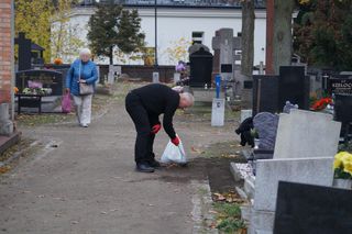 Ostatnie przygotowania do 1 listopada. Tak wygląda to na najstarszym cmentarzu w Bydgoszczy