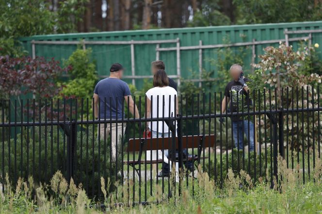 Zbrodnia pod Grójcem. Ksiądz przyznał się do zabójstwa. Policja przeszukała plebanię [ZDJĘCIA]. Kontener: Warszawa