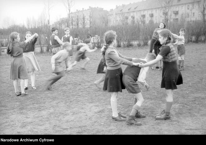 Plac zabaw dla dzieci przy Zarządzie Miejskim w Poznaniu, 1948-1949