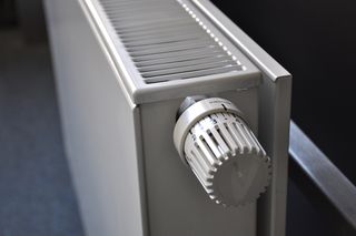 Zimne kaloryfery zamiast klimatyzacji? To coraz popularniejsze rozwiązanie na upały