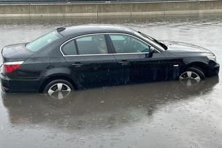 Totalna nawałnica w Warszawie. Samochody zatonęły na drodze