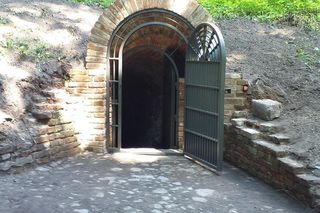 Oto najbardziej tajemnicze miejsce w Warszawie. Elizeum w parku Rydza-Śmigłego