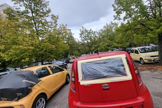 Zdewastowane auta na parkingu w Warszawie