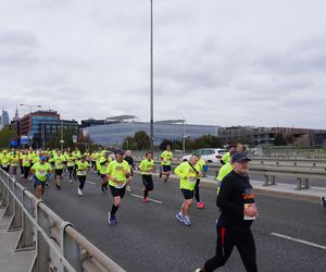 Uczestnicy Biegnij Warszawo 2024 na moście Świętokrzyskim