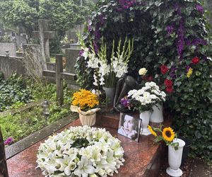 To już 7 lat, jak nie ma z nami Kory. Tak dzisiaj wygląda grób gwiazdy Maanamu