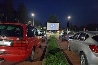 Pierwsze kino samochodowe nad zalewem w Brodach. Był popcorn i duża frekwencja