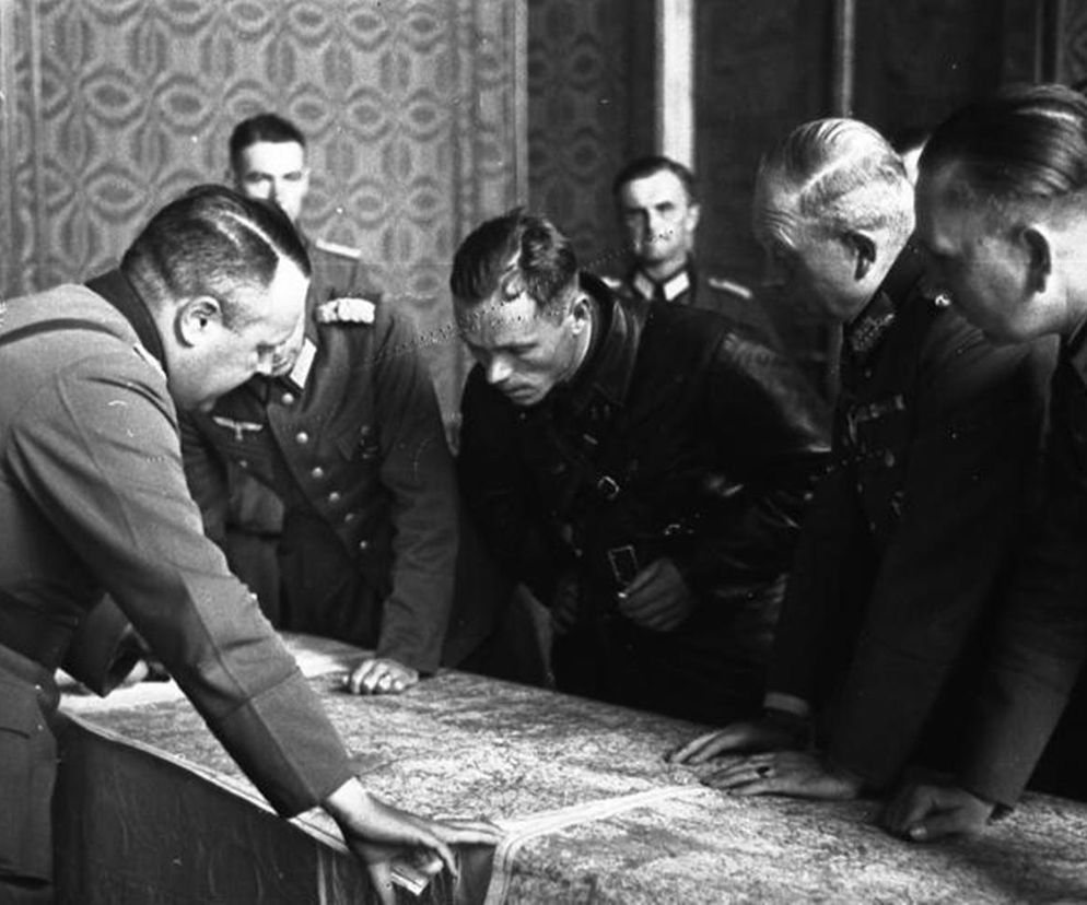 Rozmowy oficerów Wehrmachtu i Armii Czerwonej o wytyczeniu bieżącej linii rozgraniczenia wojsk na zaatakowanym terytorium Polski. Brześć, wrzesień 1939. Na pierwszym planie gen. Heinz Guderian