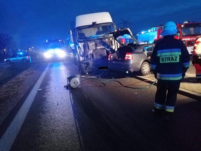 Zderzenie TIR-a z osobówką w Wojniczu. Są poszkodowani! Droga całkowicie zablokowana
