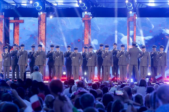 Wakacyjna Trasa Dwójki w Elblągu. Gwiazdy oddały hołd bohaterom podczas koncertu piosenki wojskowej państw NATO