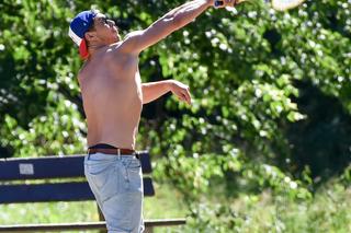 Mikołaj Roznerski  gra w badmintona z goła klatą