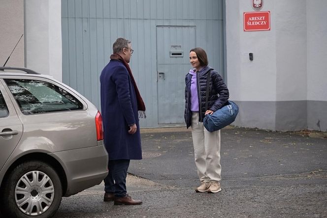 Pierwsza miłość, odcinek 3967: Melka (Ewa Jakubowska), adwokat - mecenas Dubicz (Marcin Kiszluk)