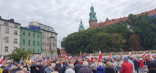 Przez Kraków przeszedł marsz solidaryzujący z warszawskim Marszem Miliona Serc