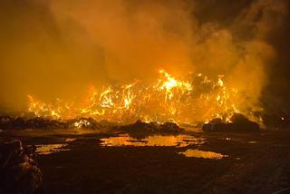 Trzeci potężny pożar tekstyliów w Kamieńcu! Aż 130 strażaków w akcji. Pożar nie jest opanowany [ZDJĘCIA]