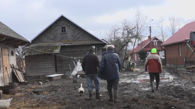 Rolnicy. Podlasie. Geodeci w gospodarstwie Gienka i Andrzeja