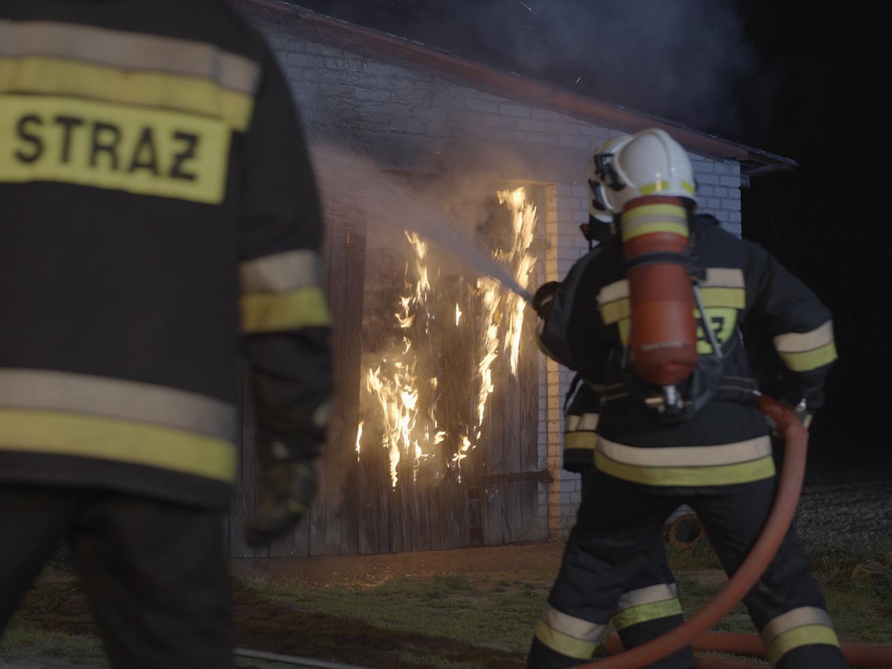 Remiza. Zawsze w akcji, odcinek 8 - opis, streszczenie: 18-letni Adam podpala garaż Jacka, który zabrał mu dziewczynę - ZWIASTUN
