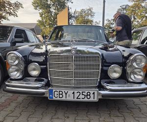 Klasyczna motoryzacja znów zachwyciła Bydgoszcz. „Bydgoskie Klasyki Nocą” przy Torbydzie