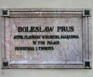 Tablica pamiątkowa na ścianie Pałacu Małachowskich w Nałęczowie 