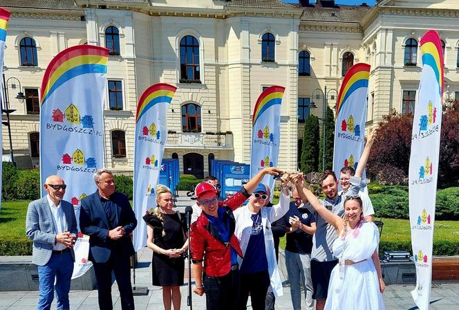 Bydgoscy studenci dotarli na juwenalia ambulansem. Był z kartonu, ale zabawa będzie najprawdziwsza!