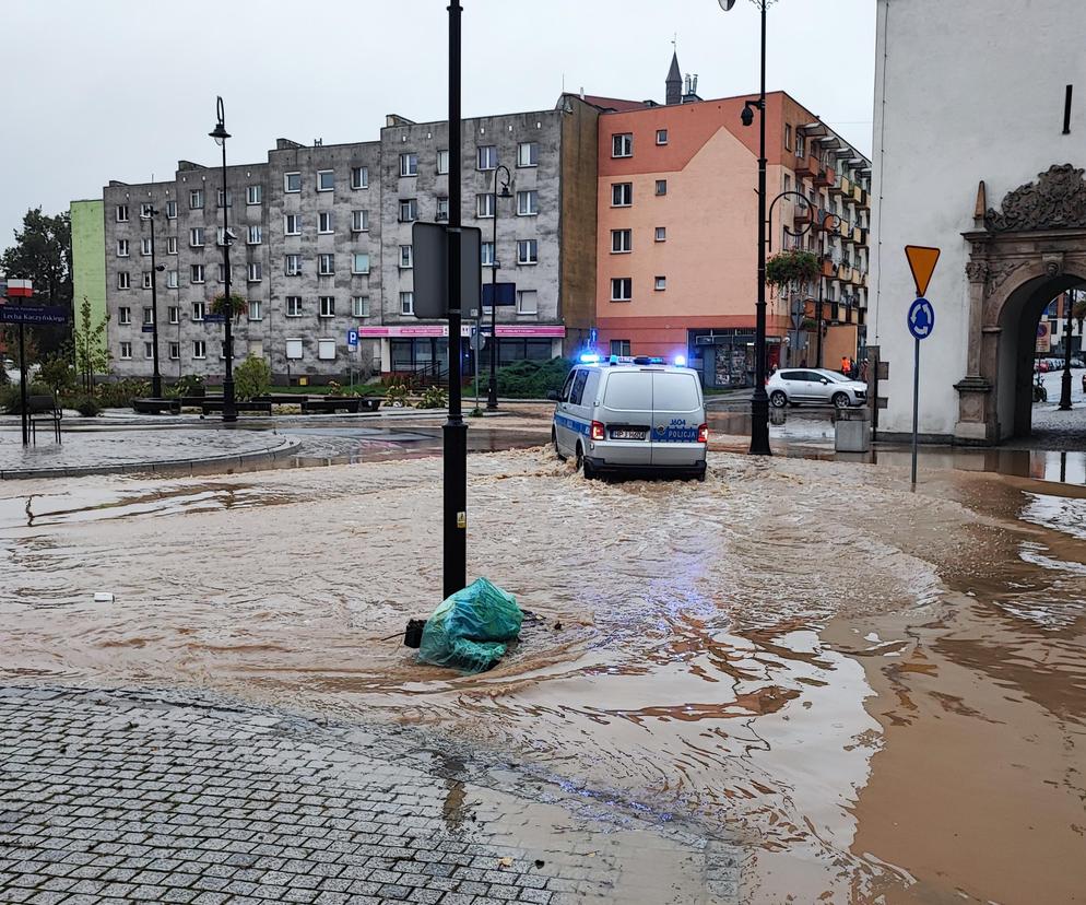 W sklepach w Nysie zaczyna brakować wody