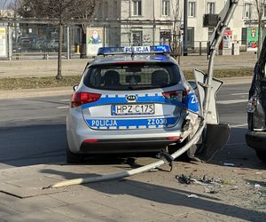 Kolizja zablokowała ruch na skrzyżowaniu. W rozpędzony radiowóz uderzył drugi samochód