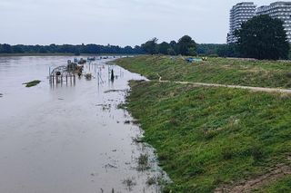 Fala powodziowa we Wrocławiu. Pod wodą są już beach bary i drogi 