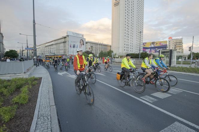 Rowerzyści zablokują Warszawę. Masa Krytyczna przejedzie przez miasto. Znamy trasę