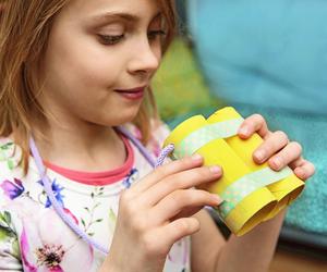 Projekty DIY – pomysły na zabawki z tekturowych rolek: zaczarowana lornetka