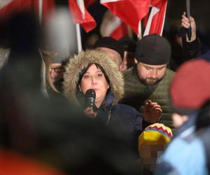 Żona Macieja Wąsika czeka na męża pod więzieniem