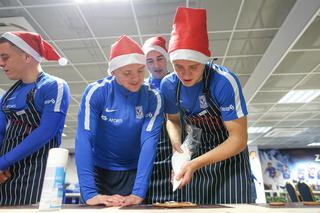Piłkarze Lecha Poznań dekorują świąteczne pierniczki
