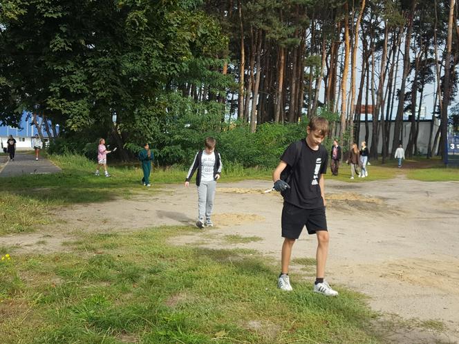 Uczniowie "Siódemki" w Lesznie sprzątali świat. Worki szybko zapełniały się śmieciami