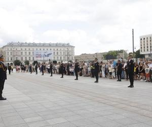 Niezwykła zmiana warty. Strażnicy miejscy przy Grobie Nieznanego Żołnierza w Warszawie