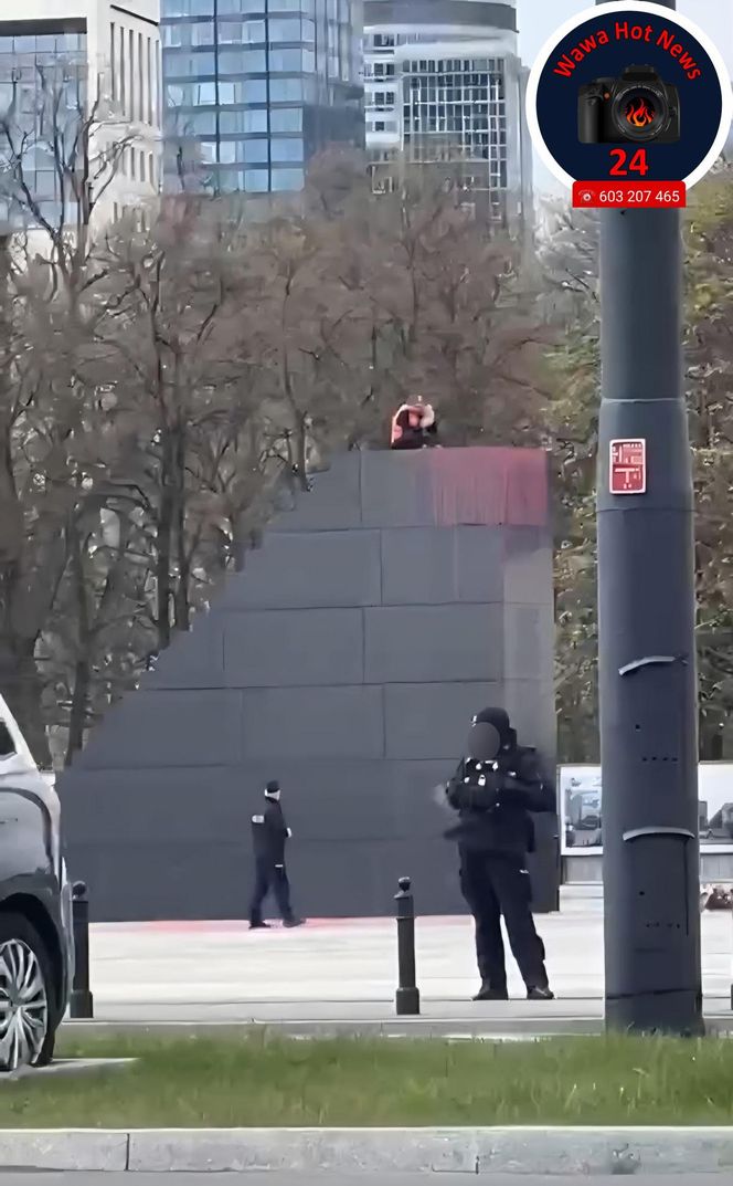 Mężczyzna wszedł na pomnik smoleński