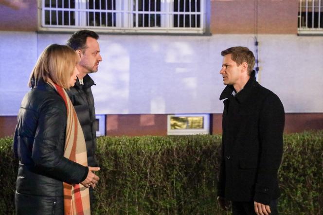 Na Wspólnej odc. 3466. Krzysztof Smolny (Łukasz Konopka), Basia Brzozowska (Grażyna Wolszczak), Tadeusiak (Dariusz Wnuk)