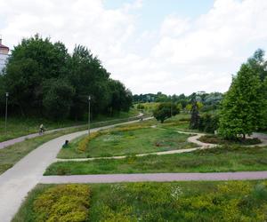 Lublin. „Filary porośnięte bluszczem” i nie tylko. Park Jana Pawła II w lipcowej odsłonie