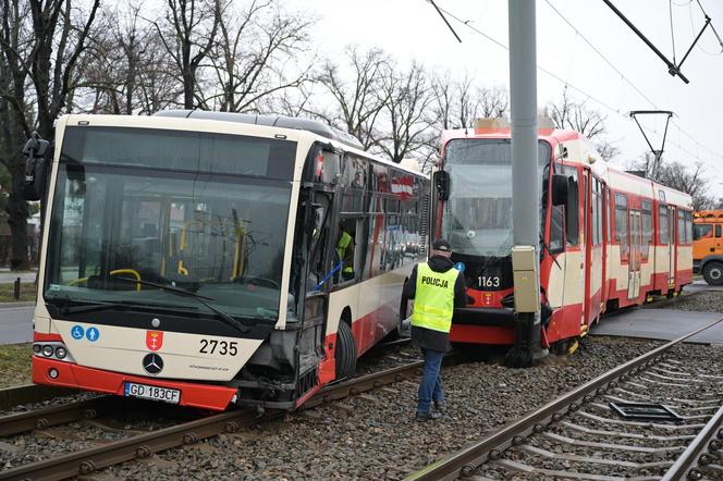 Poważny wypadek w Gdańsku. Zderzenie autobusu z tramwajem. Kilkunastu poszkodowanych