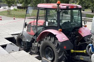 Traktor z beczkowozem uszkodził fontannę w parku Szymańskiego 