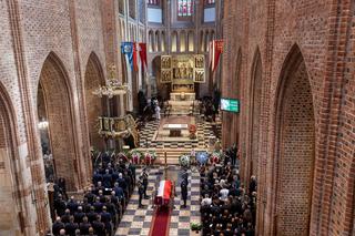 Pogrzeb strażaka Patryka Michalskiego. 34-latek zginął gasząc pożar kamienicy w Poznaniu