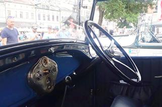 XX Podkarpacki Rajd Pojazdów Zabytkowych - konkurs elegancji na Rynku w Rzeszowie