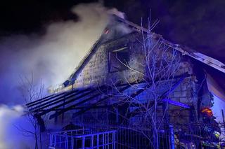 Pożar garażu i budynku w Cierpicach pod Toruniem. 10 zastępów straży w akcji