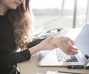 Nie ignoruj bólu nadgarstka. Kiedy warto zgłosić się do lekarza?