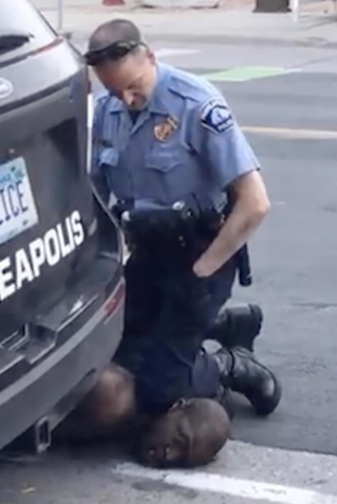 Zamieszki w USA. Policjant udusił mężczyznę na ulicy 