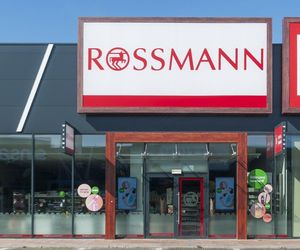 Promocje w Rossmann idealne na lato. Pielęgnacja, kolorówka i perfumy w niskich cenach