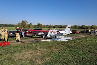 Wypadek podczas Mikrolotowych Mistrzostw Podlaskiego w Łomży - samolot uderzył w samochody