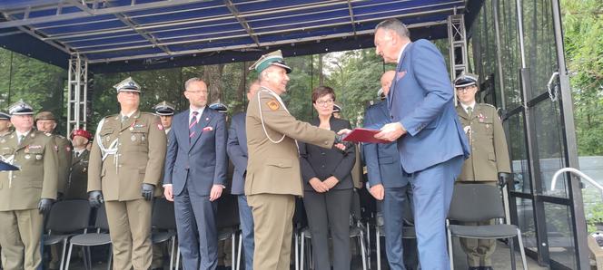 Nadanie sztandaru dla 16 WOG