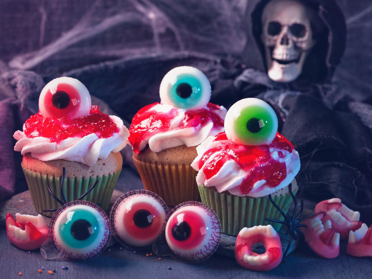 Jak zrobić halloweenowe gałki oczne - bloody eye na trzy sposoby