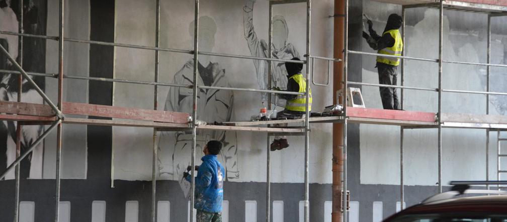 Mural o Janie Himilsbachu i Zdzisławie Maklakiewiczu.