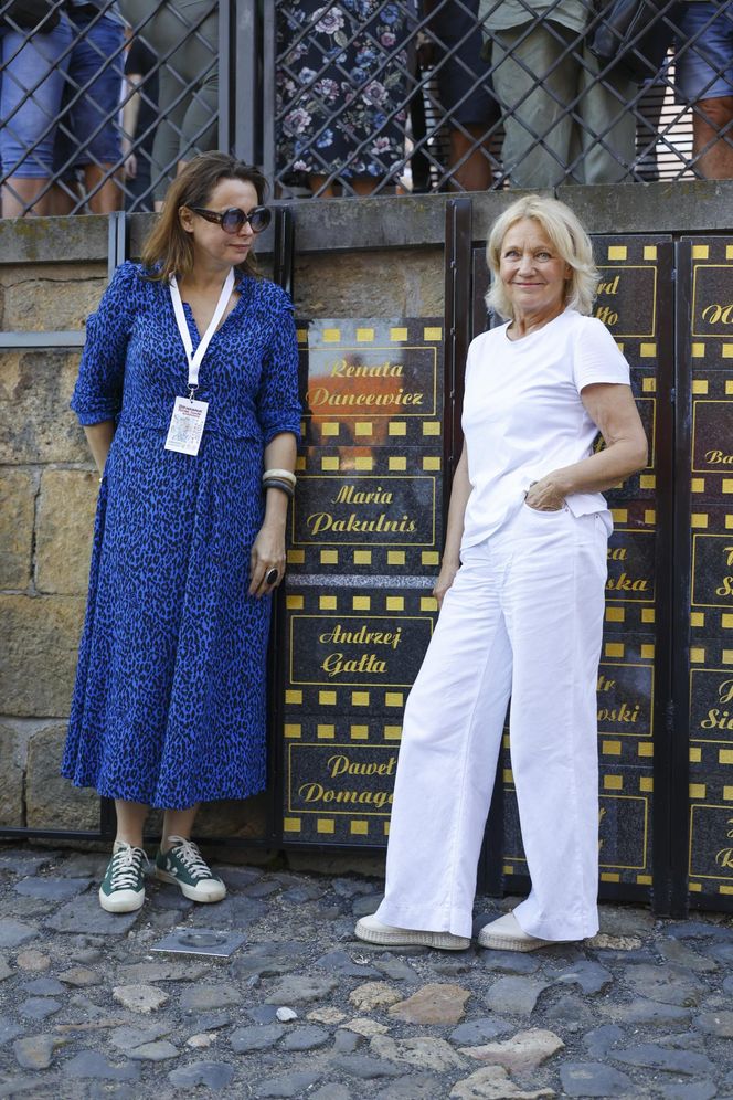 Cała na biało Maria Pakulnis szaleje z sierpem w Lubomierzu. Renata Dancewicz tym razem na spokojnie