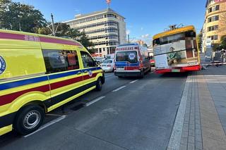 Kierowca autobusu miejskiego gruchnął w latarnię. Ta runęła na kobietę!